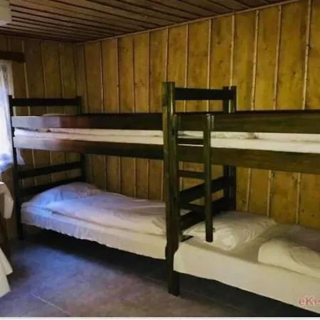 Rodinné Ubytovaní V Chatech Sruby Relax živohošt´ *